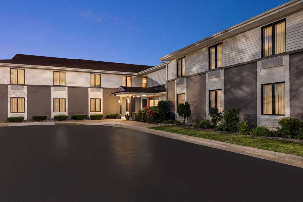 Super 8 by Wyndham Germantown Milwaukee - photo 2