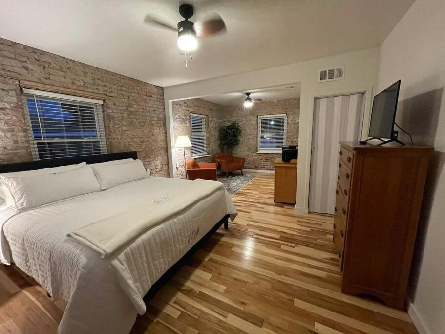 Brick Street Apartment Studio Suite — 4-Star Luxury Hotel in Augusta, United States