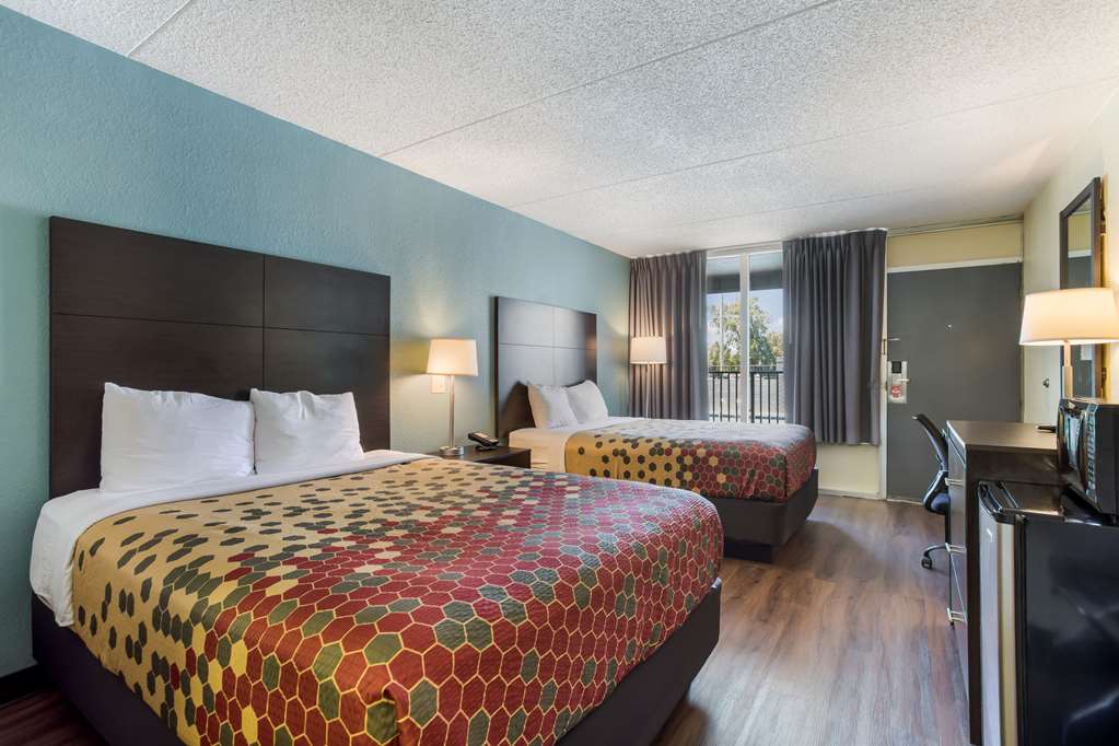 Econo Lodge Gallatin Metro Nashville - photo 17