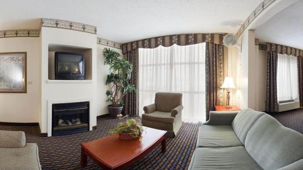 Holiday Inn Express Hotel & Suites Laurinburg by IHG - photo 9