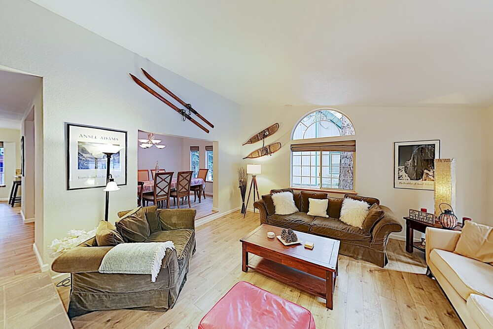 2661 Knox Avenue — South Lake Tahoe
