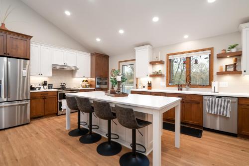 Creekside Lodge 21590260 — Minnetonka