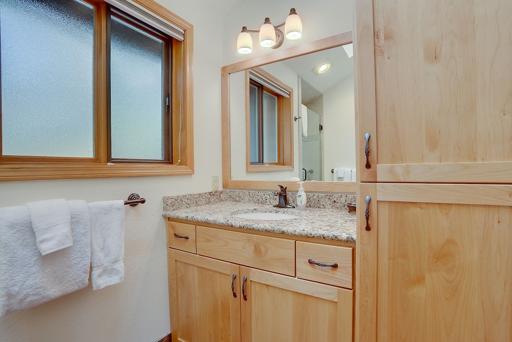 7 Cedar Private Cul de sac include Hot Tub with Forest View by RedAwning - photo 17