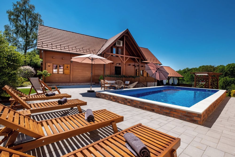 Rustic Cottage With Heated Pool — 4-Star Luxury Hotel in Velika Gorica, Croatia
