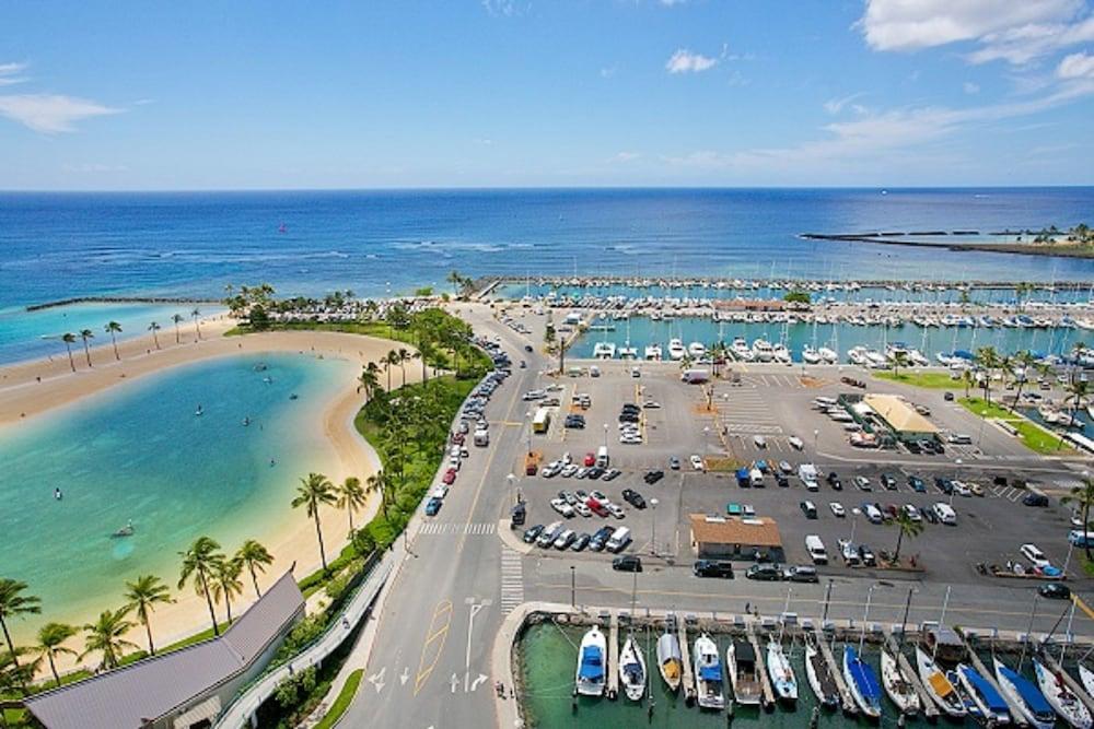 Marina Hawaii Vacations at the Ilikai Tower - photo 7