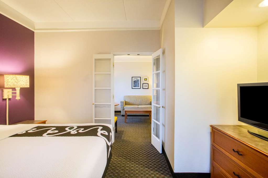 La Quinta Inn & Suites by Wyndham St. Louis Westport - photo 43