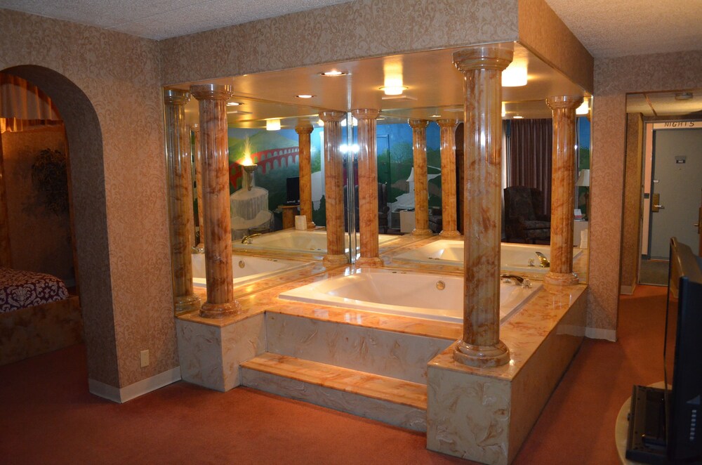 Red Carpet Inn And Fantasuite Hotel - photo 33