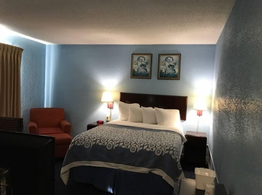 Days Inn by Wyndham Cleveland Lakewood - photo 10