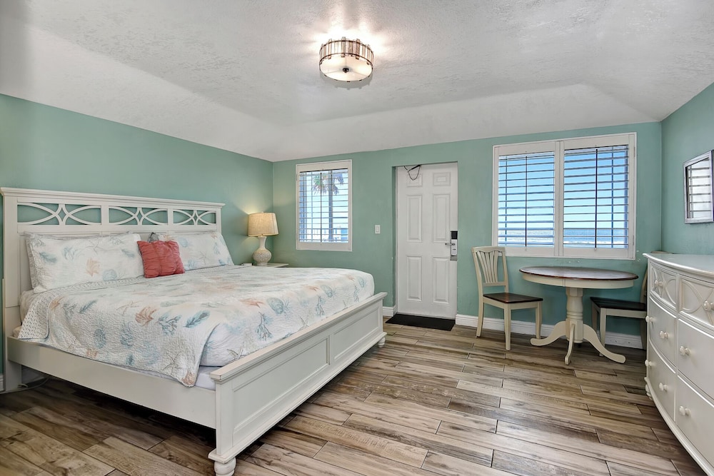 Shoreline Suites & Cabana Cottages - photo 44