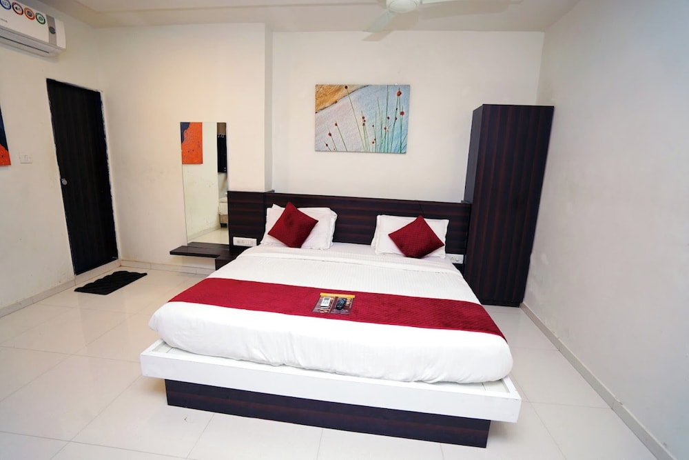 Hotel Sk Rajkot — Rajkot