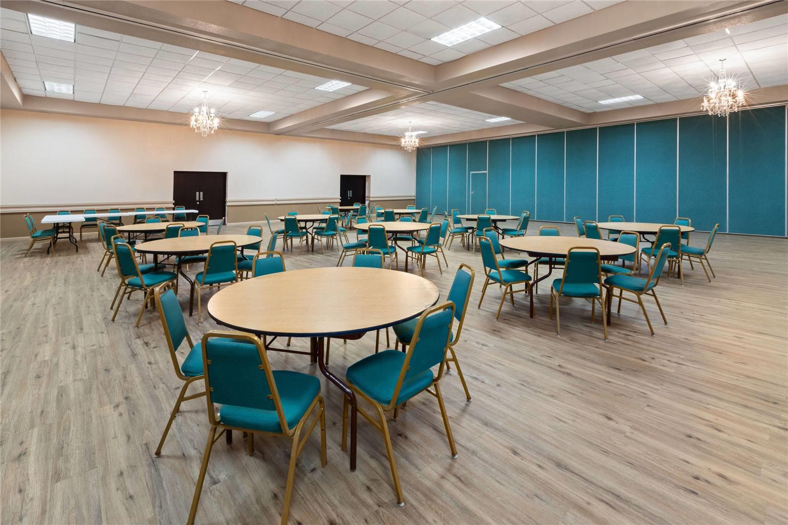 Quality Inn & Suites - photo 21