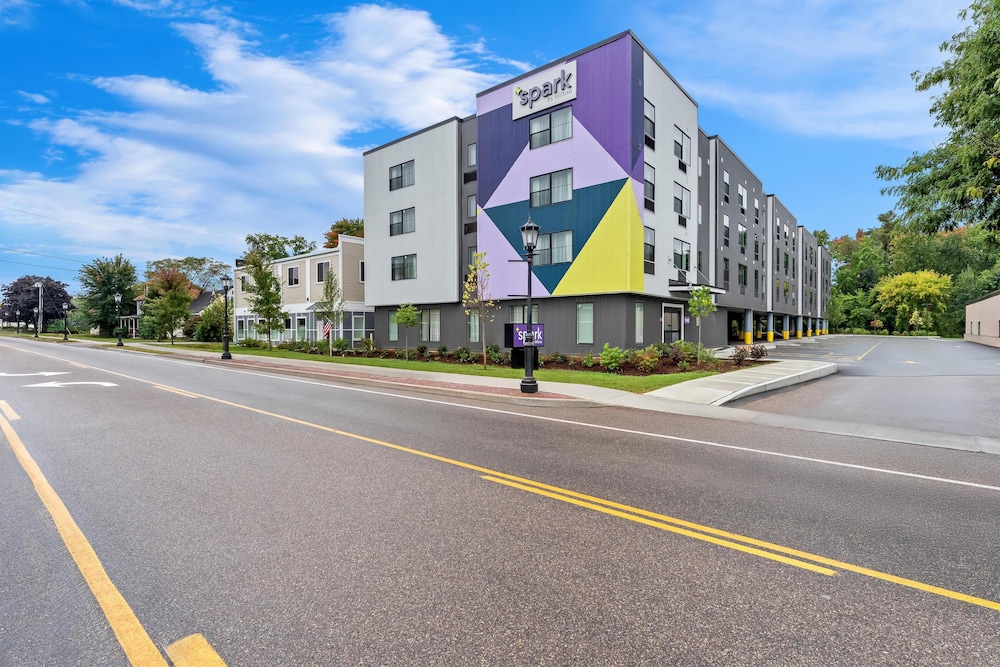 Spark By Hilton Essex Junction Burlington pet-friendly hotel Essex Junction
