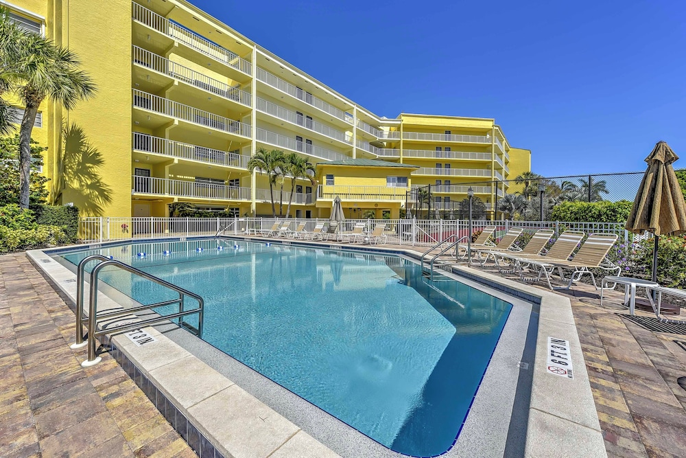 Marco Island Condo with Patio Steps to Beach Access — 4-Star Luxury Hotel in Marco Island, United States
