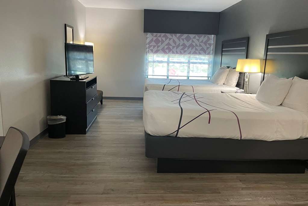 La Quinta Inn & Suites by Wyndham Tulsa Midtown - photo 8