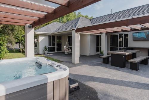 Hidden Gem of Christchurch Sleeps 13 in Christchurch, New Zealand