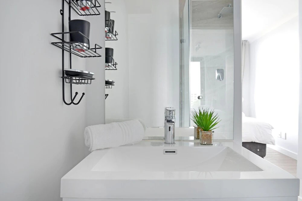 Trendy Bachelor Pad Free Parking Rooftop Pool