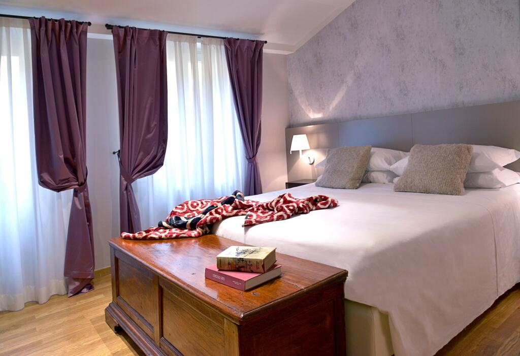 Al Cappello Rosso Suite Apartments — 4-Star Luxury Hotel in Bologna, Italy