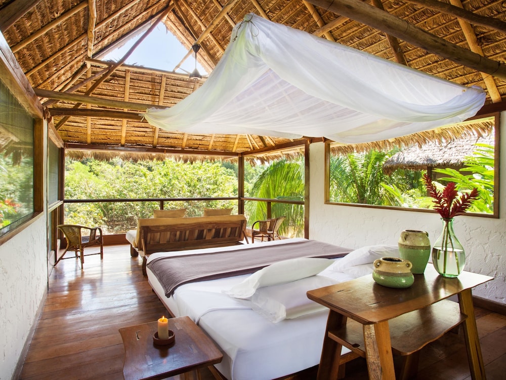 Les Nefliers - carbon neutral hotel in Maillane