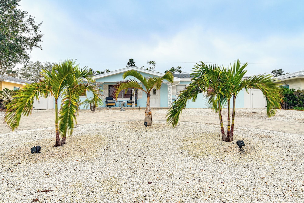 Private Hot Tub Breezy Seminole Stay — 4-Star Luxury Hotel in Seminole, United States