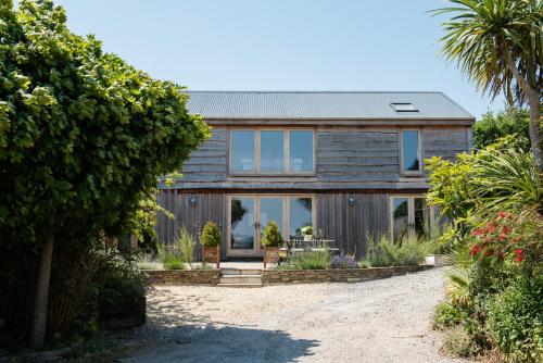 The Barn at Salcombe Farm with Hot Tub and Free Parking — 4-Star Luxury Hotel in Salcombe, United Kingdom
