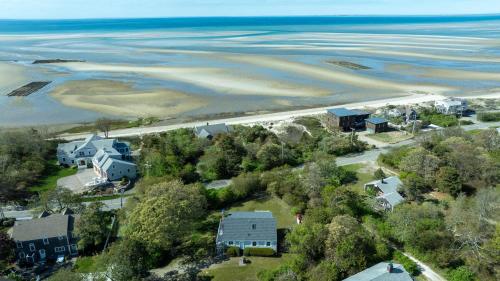 Water Views Walk to Beach Dogs Welcome — hotel in Brewster