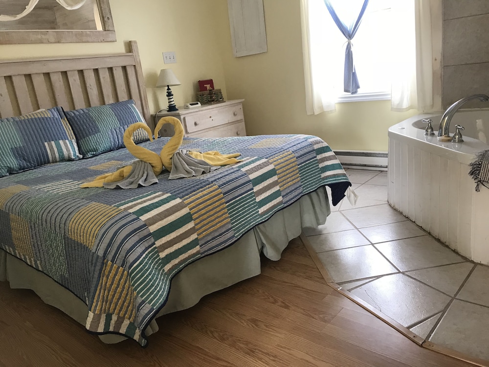 Whispering Waves Cottages — Shelburne — photo 3