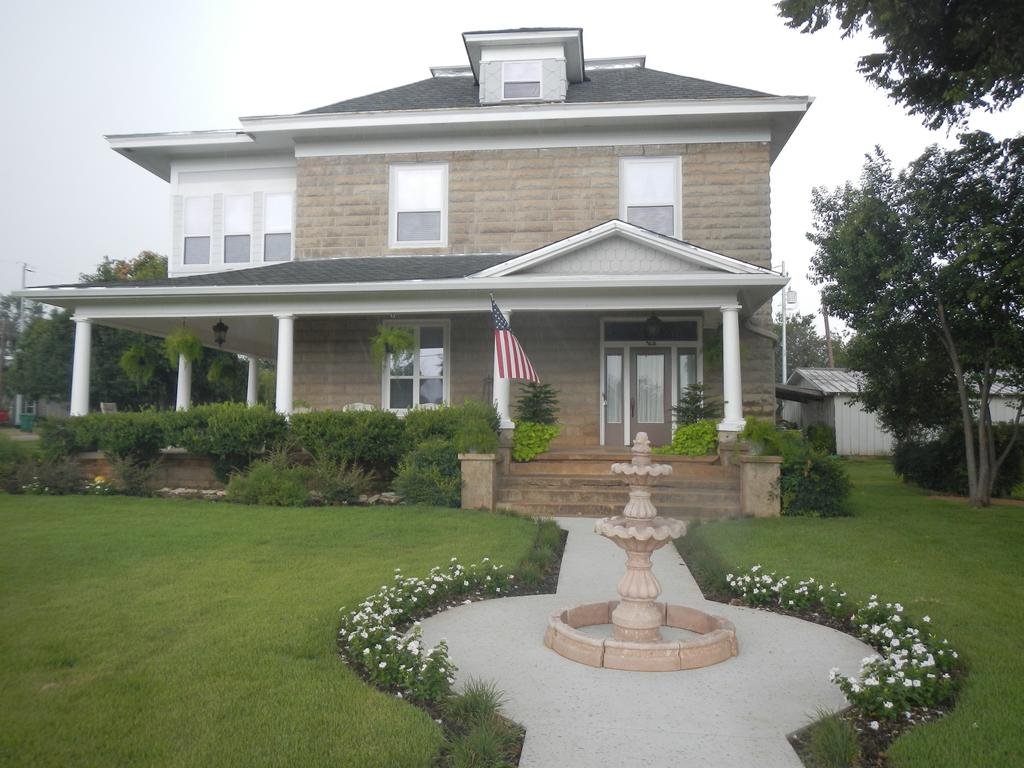Sandstone Street Bed and Breakfast — 4-Star Luxury Hotel in Llano, United States