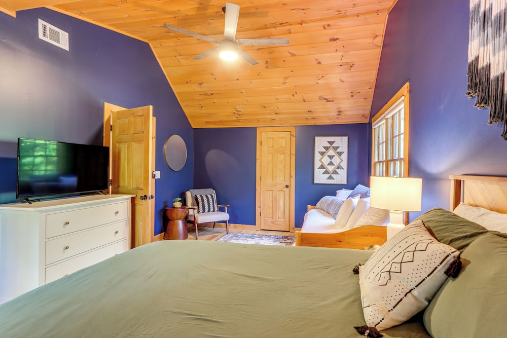 Cozy Ellijay Cabin Hot Tub Yard and Resort Access - photo 26