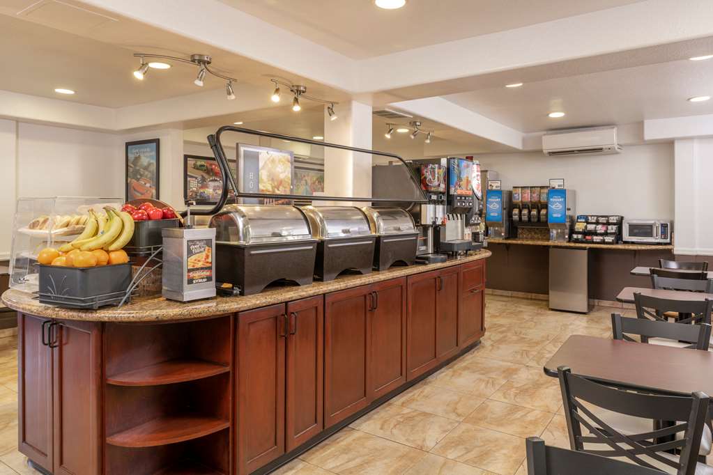 Best Western Plus Raffles Inn & Suites - photo 8
