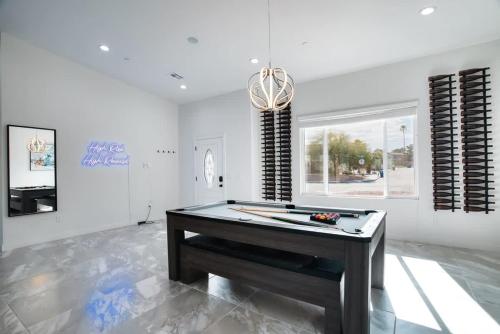 Vegas Oasis Close 2 Strip Private Hot Tub & Heated Pool
