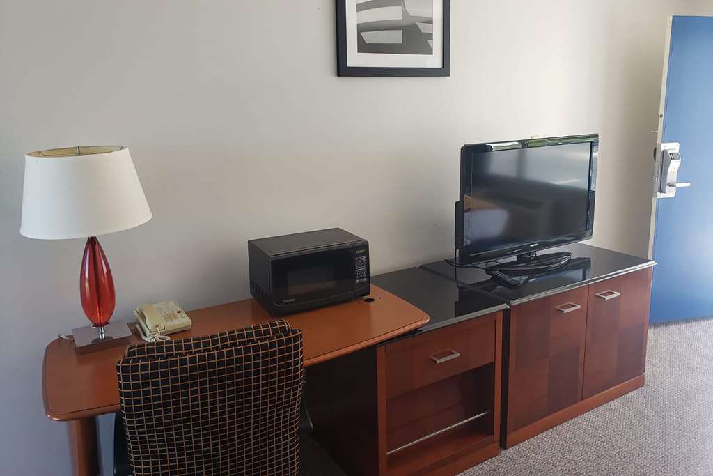 Days Inn & Suites by Wyndham St. Ignace Lakefront - photo 20