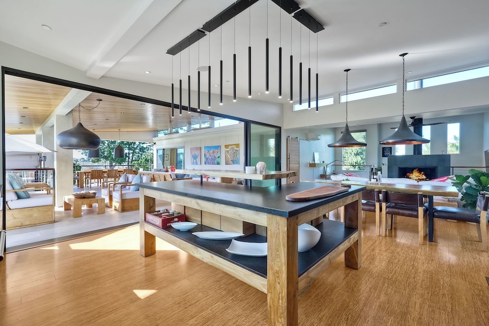 Bali Hai Luxury High End Encinitas Home Large Outdoor Living Area — 4-Star Luxury Hotel in Encinitas, United States