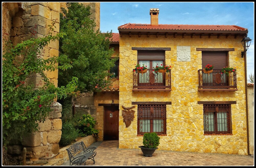 Apartamentos Rurales Señora Clara — 4-Star Luxury Hotel in Arbancon, Spain