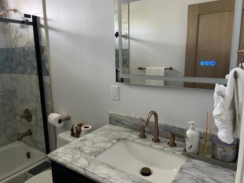 Spacious Two Bedroom in Santa Monica #E — Los Angeles — photo 3