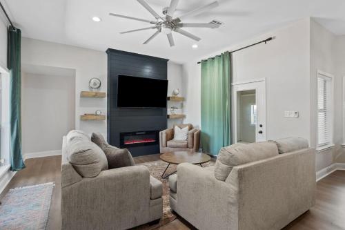 Modern 3 Bedroom Home with Pool — 4-Star Luxury Hotel in Lake Charles, United States