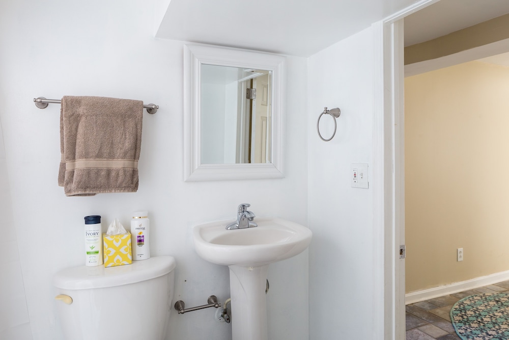 Spacious 6BR 2.5 Bath in Highlands - photo 20