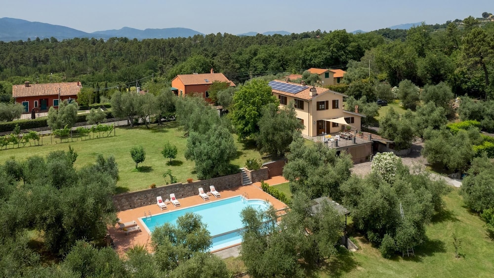 Villa Irene 6 Emma Villas — 4-Star Luxury Hotel in Montecarlo, Italy