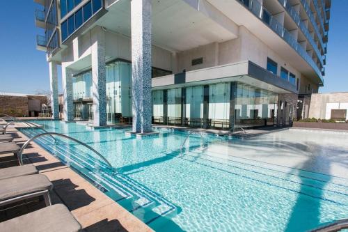 Luxe Condo Balcony Strip View Palms Place