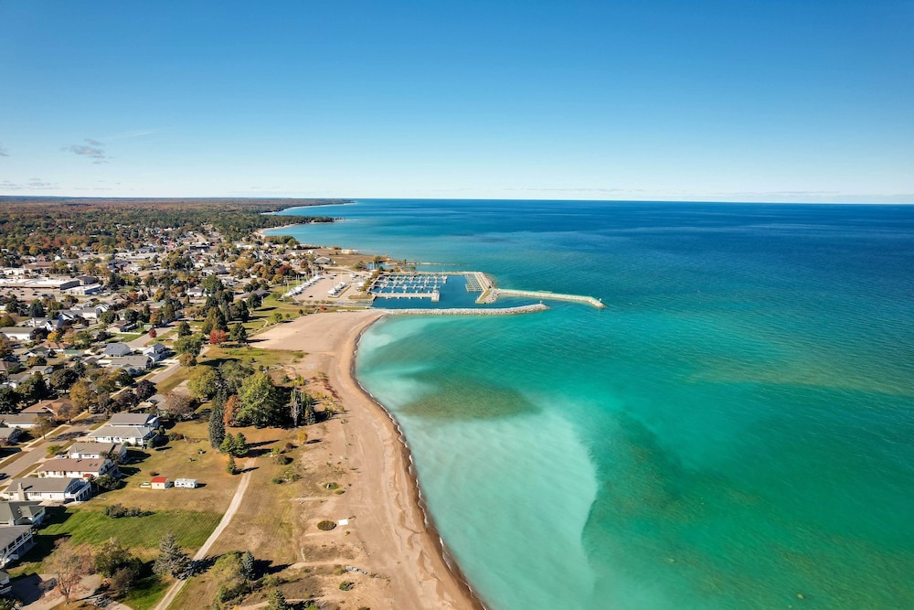 Dom Rodzinny Lakeview Getaway Walk to Lake Huron — 4-Star Luxury Hotel in Rogers, United States