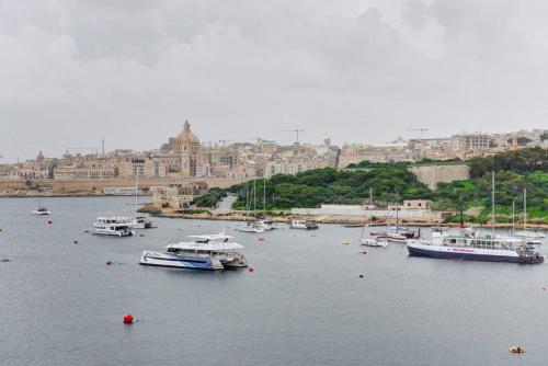 Sliema 3BDR Flat with Seaview and Jacuzzi by PMI Malta — 4-Star Luxury Hotel in Sliema, Malta