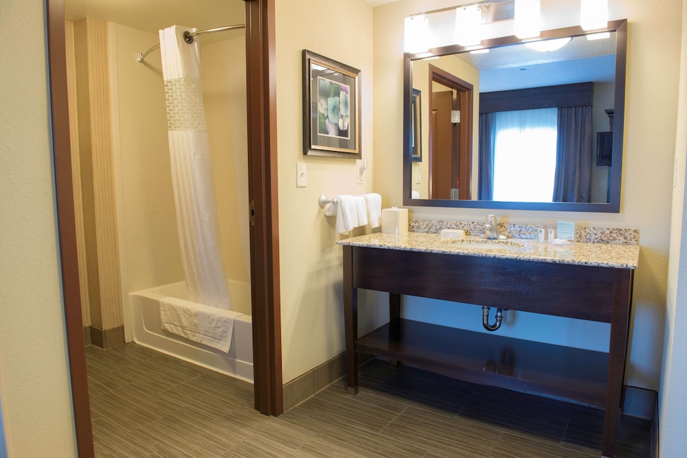 Hampton Inn & Suites Bismarck Northwest - photo 19