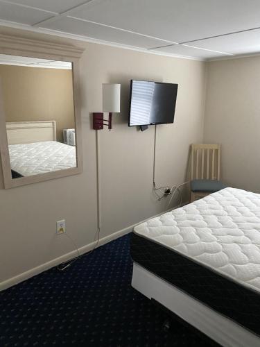 The Admiral Hotel Motel - photo 18