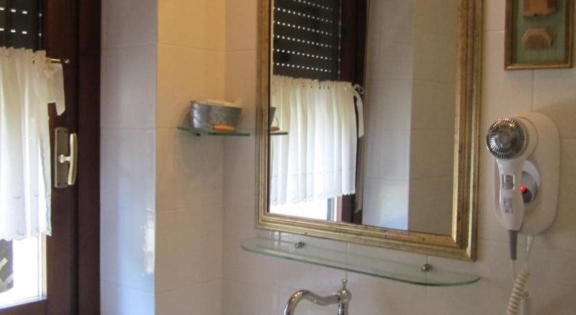 Hotel Villa Castellani — 4-Star Luxury Hotel in Mogliano, Italy