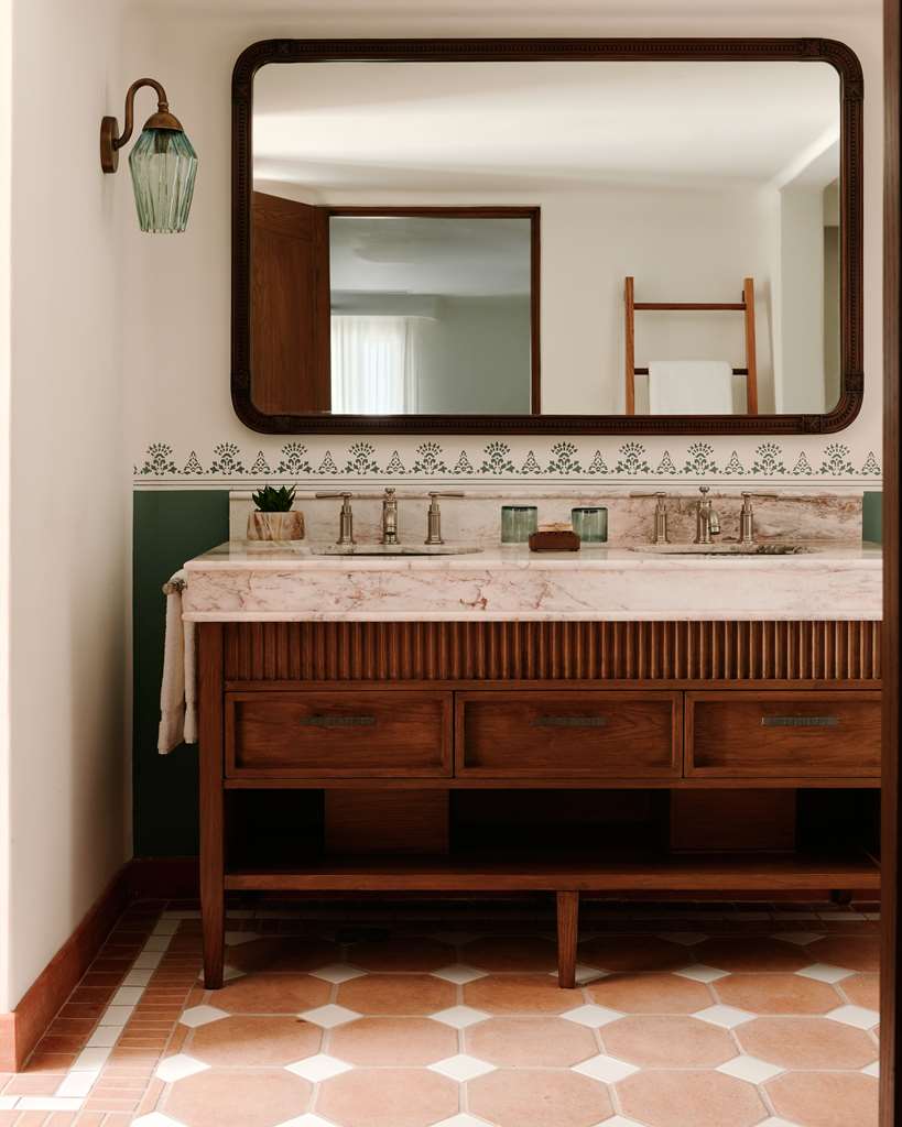 Suite Bathroom