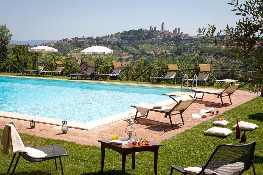 Podere Sant'Elena — 4-Star Luxury Hotel in San Gimignano, Italy
