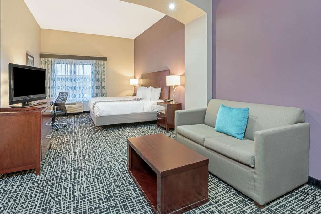 La Quinta Inn & Suites by Wyndham Oklahoma City Yukon - photo 16