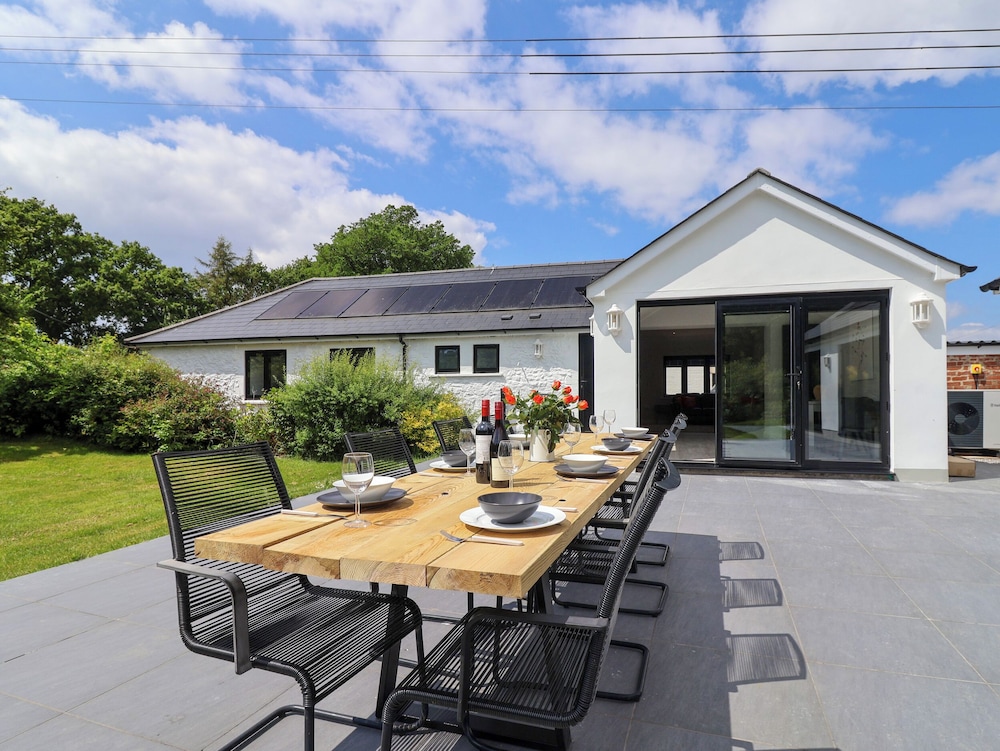 Hartgrove Farm Bungalows — 4-Star Luxury Hotel in Axminster, United Kingdom