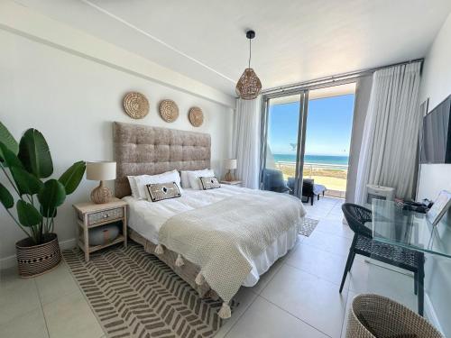Happy Dolphin Luxury 3BR Sea View Apartment
