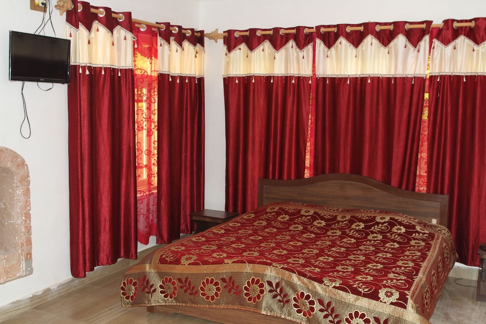 Grand Noora Palace in Srinagar, India