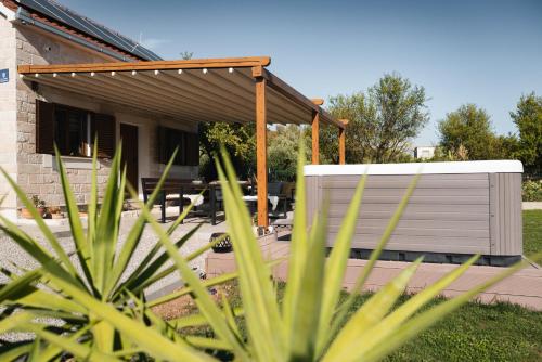 Mini Villa Marta Luxury Private Retreat with Jacuzzi 1000m2 Fenced Garden BBQ Lounge Fast 500Mbps WiFi near Split — 4-Star Luxury Hotel in Kastel Stafilic, Croatia
